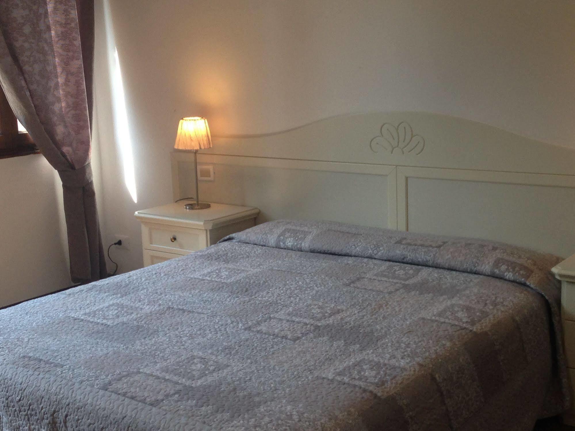Guest House Loredana Velence Kültér fotó