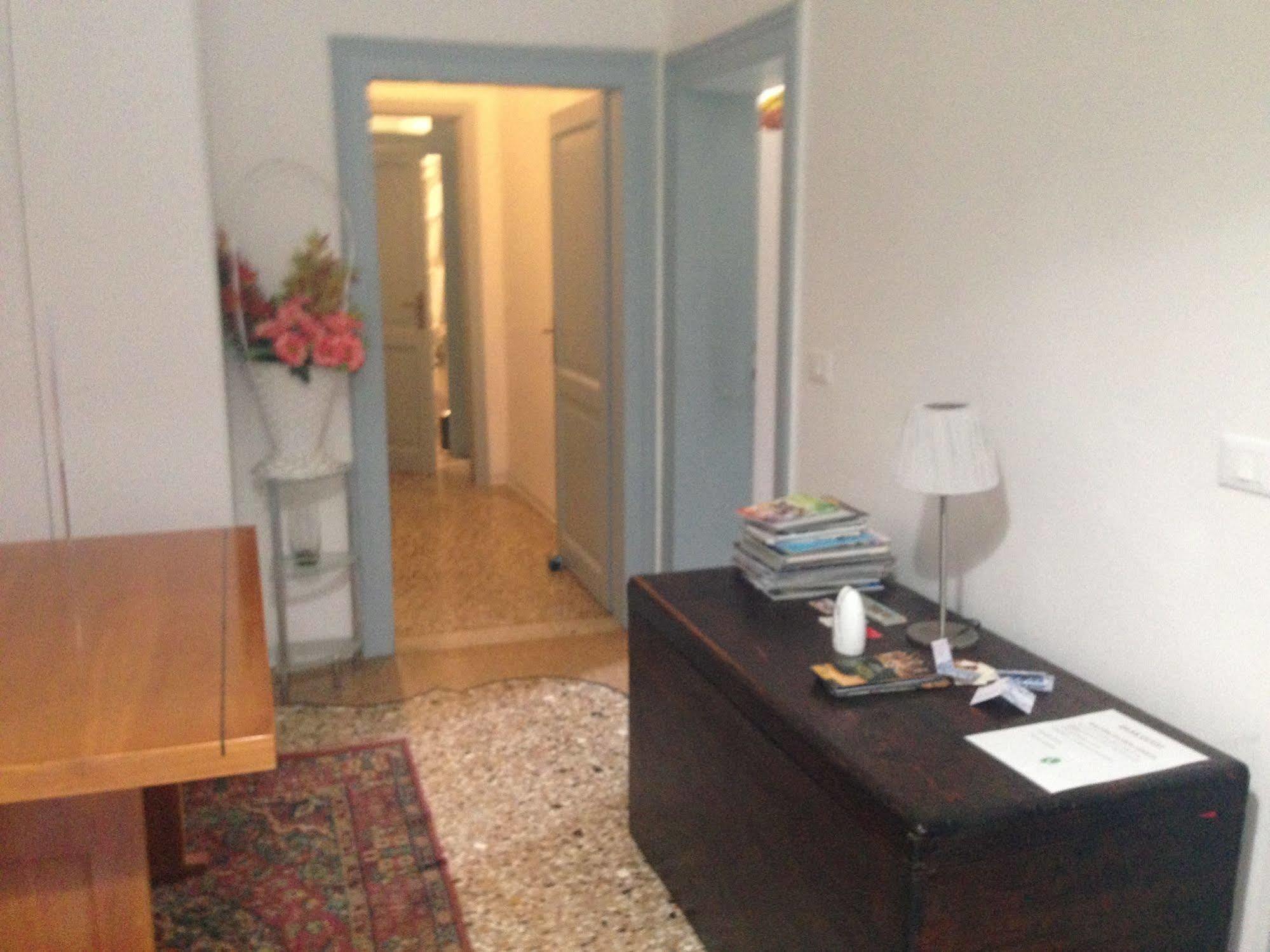 Guest House Loredana Velence Kültér fotó